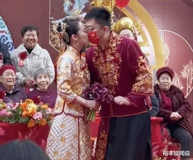 新型冠状肺炎|“东方甄选”YoYo婚礼现场曝光!隔着口罩亲吻,新郎近照高大帅气