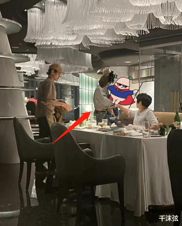 袁弘|袁弘携父母孩子外出聚餐,张韵艺小蛮腰吸睛,3岁儿子正脸曝光