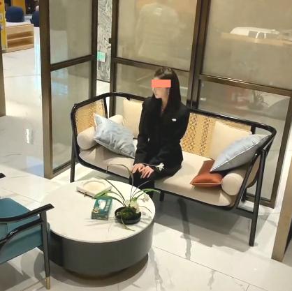 女孩|监控下的一幕：贫困生女子来公司应聘，一番操作让老板连连夸赞