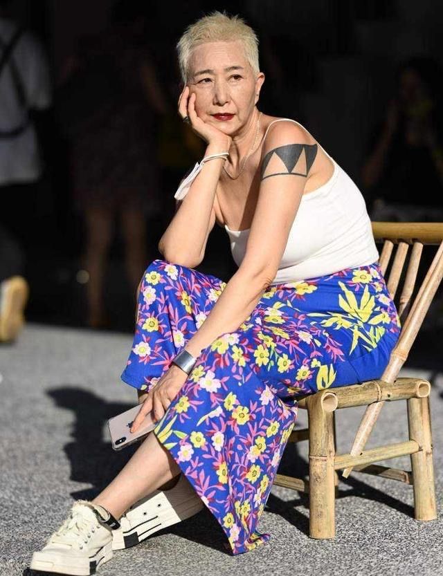 美丽 60岁马姐打开了中国大妈的另一面：酷帅短发，穿搭比小姑娘还时髦