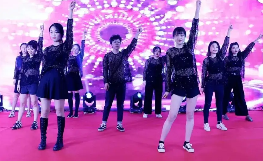 衬衫|毕业后回老家还是去大城市，过来人表示，辞职后才明白差别之大