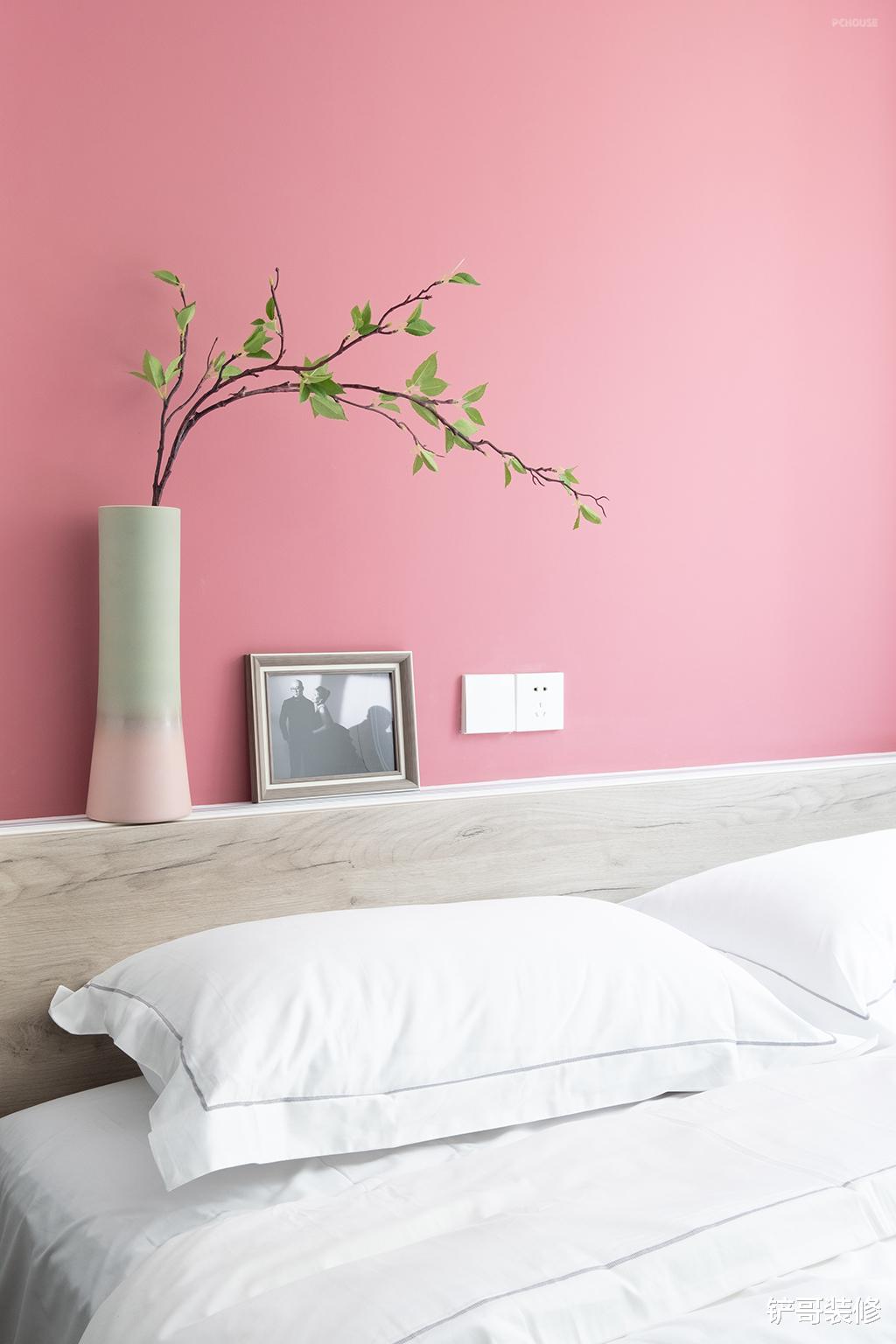 灰色系的小宅，复古有温度，粉红与翠绿的加持更为独特