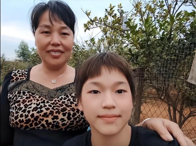 温馨!全红婵回乡探亲一家人玩丢沙包,父亲被五弟打中屁股红姐大笑