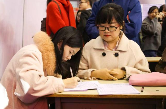 大学生|大学生找工作的“怪现象”，月薪3000竞争激烈，月薪1万无人问津