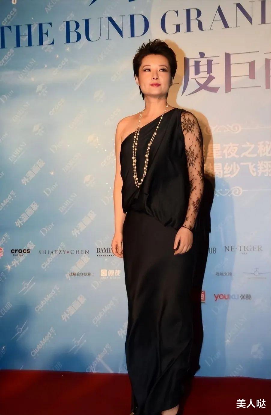 袁立|50岁袁立也难逃发福魔咒！穿垫肩裙霸气又高级，像极了女企业家