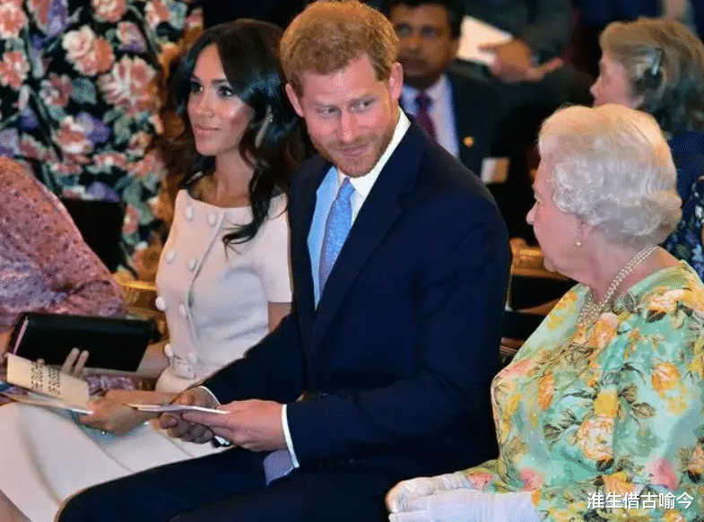 |祖孙情：1995年11岁的哈里为祖母女王撑伞，25年后他给梅根打伞