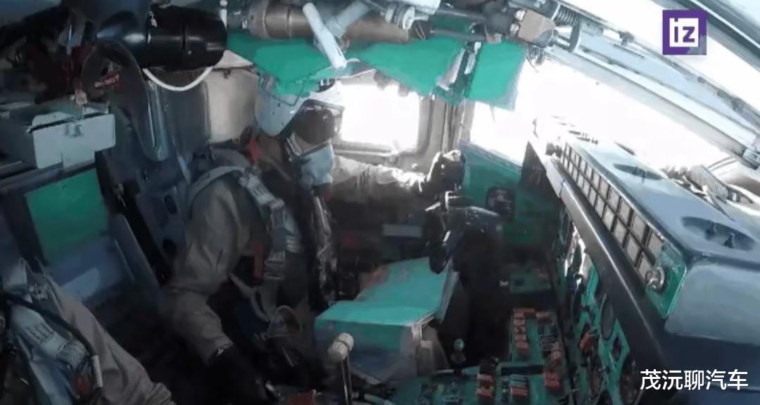 正在对马里乌波尔进行地毯式轰炸的图-22M3“逆火”轰炸机的内饰公布