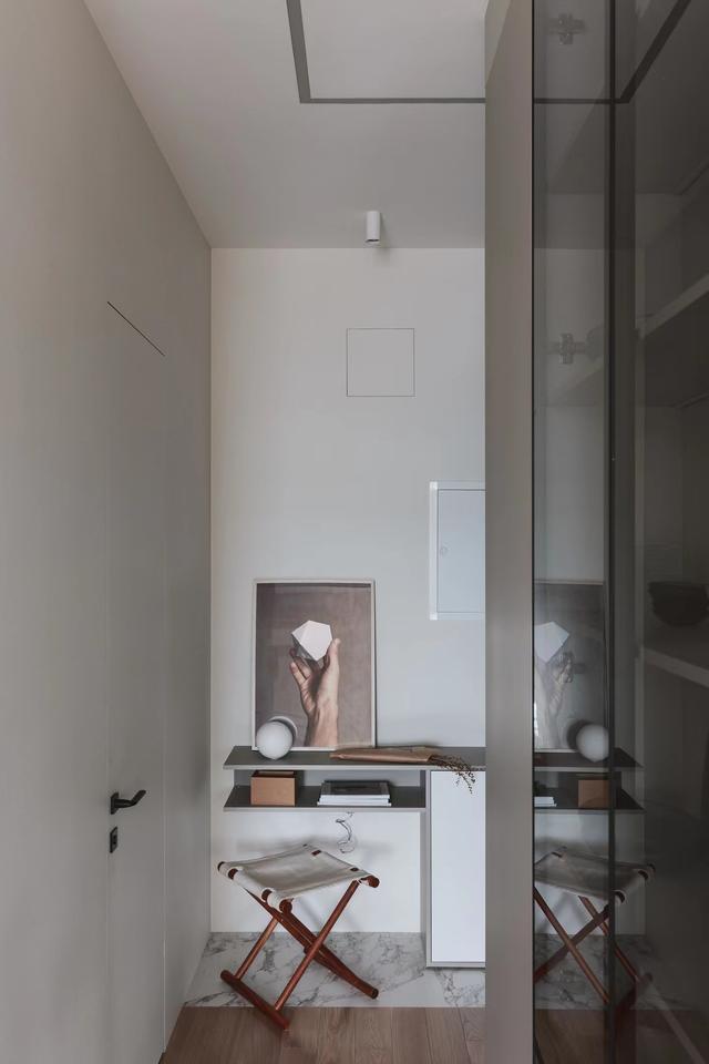 53㎡小户型的家，浅色调小屋建瓴，一整面墙定制柜惊艳众人，爱了