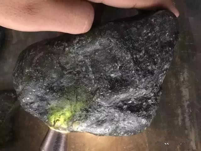 翡翠手镯|【老帅翡翠】：翡翠赌石开窗的雷区——“流氓窗”！你了解多少？ 翡翠原石交易即赌石可分为：全赌、半赌和明料三类。