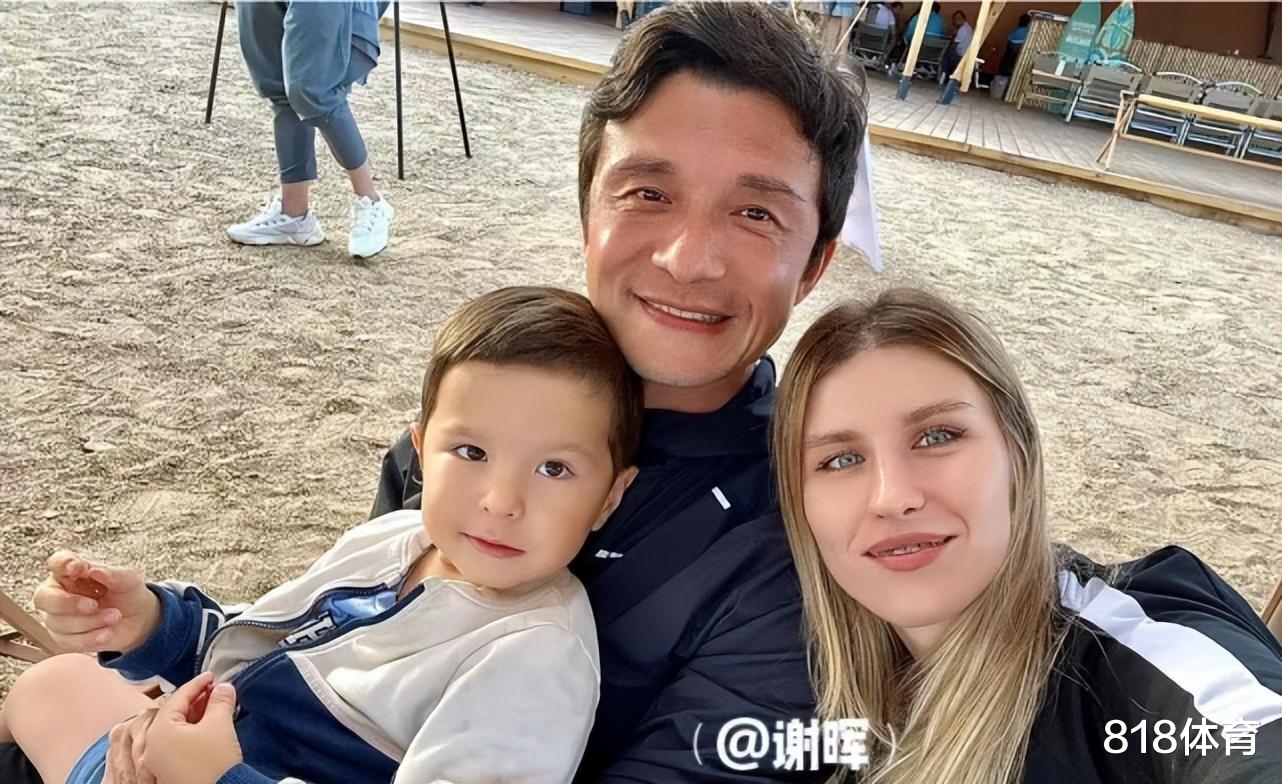 台剧|人生赢家! 47岁谢晖娶小16岁俄超模, 4岁混血儿子写毛笔字有模有样