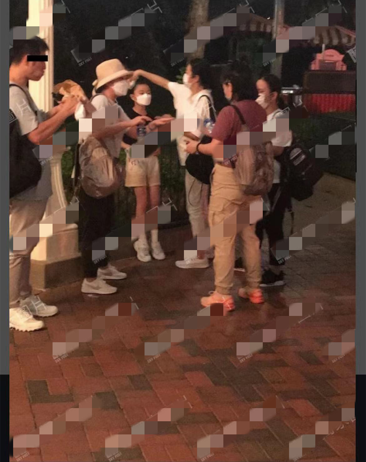 刘德华|60岁刘德华妻女罕露面！10岁女儿清纯可爱，56岁朱丽倩气质不凡