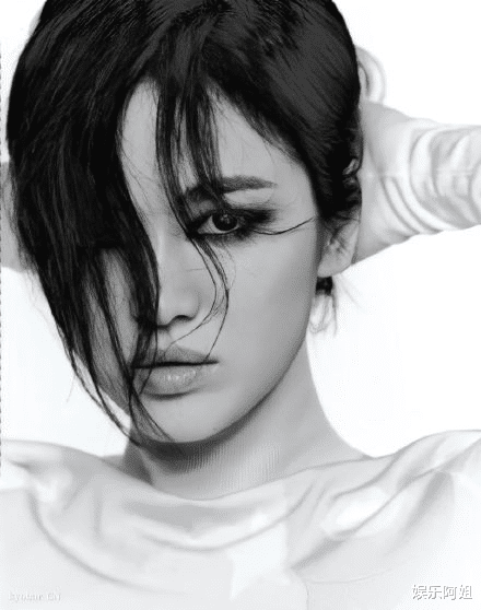 宋慧乔|40岁宋慧乔风格大变！浓重烟熏妆太抢眼，这气场大到认不出