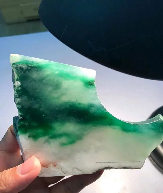 |高冰飘绿翡翠明料，玉雕师采用复杂的雕刻工艺，出来的作品提升多个层次！