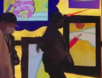 刘亦菲|刘亦菲在高铁被网友偶遇,手上钻戒引人注意,鼻子山根超高