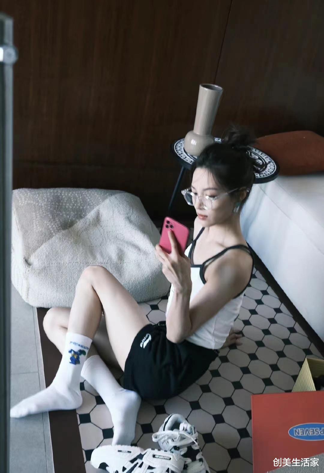 钟楚曦：黑白撞色吊带背心配运动短裤，甜酷又不失夏日清凉感