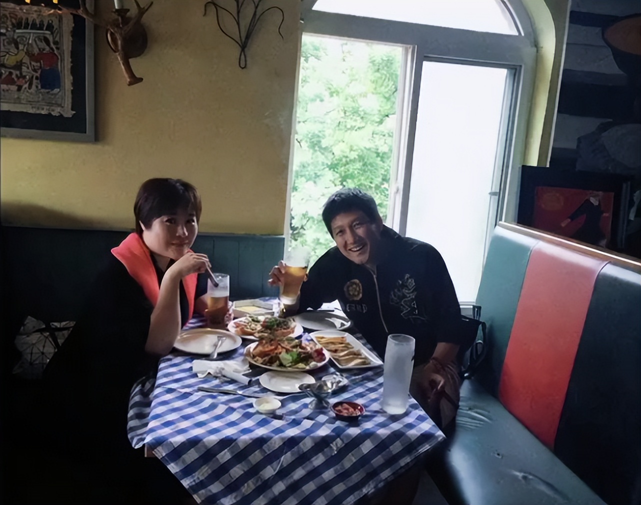 李崇霄|51岁演员李崇霄突传死讯，好友晒合影悲痛悼念，公开死因是抑郁症