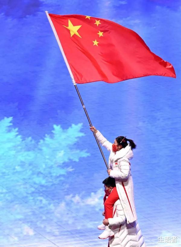 广东男篮|北京冬奥闭幕式现场,播音员无奈大声连催三遍,美少女摔倒了都很美