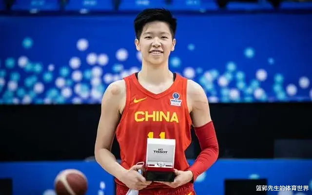 黄思静|女篮3连胜，黄思静砍30+7+6！杨毅：罕见，黄完全男子化了