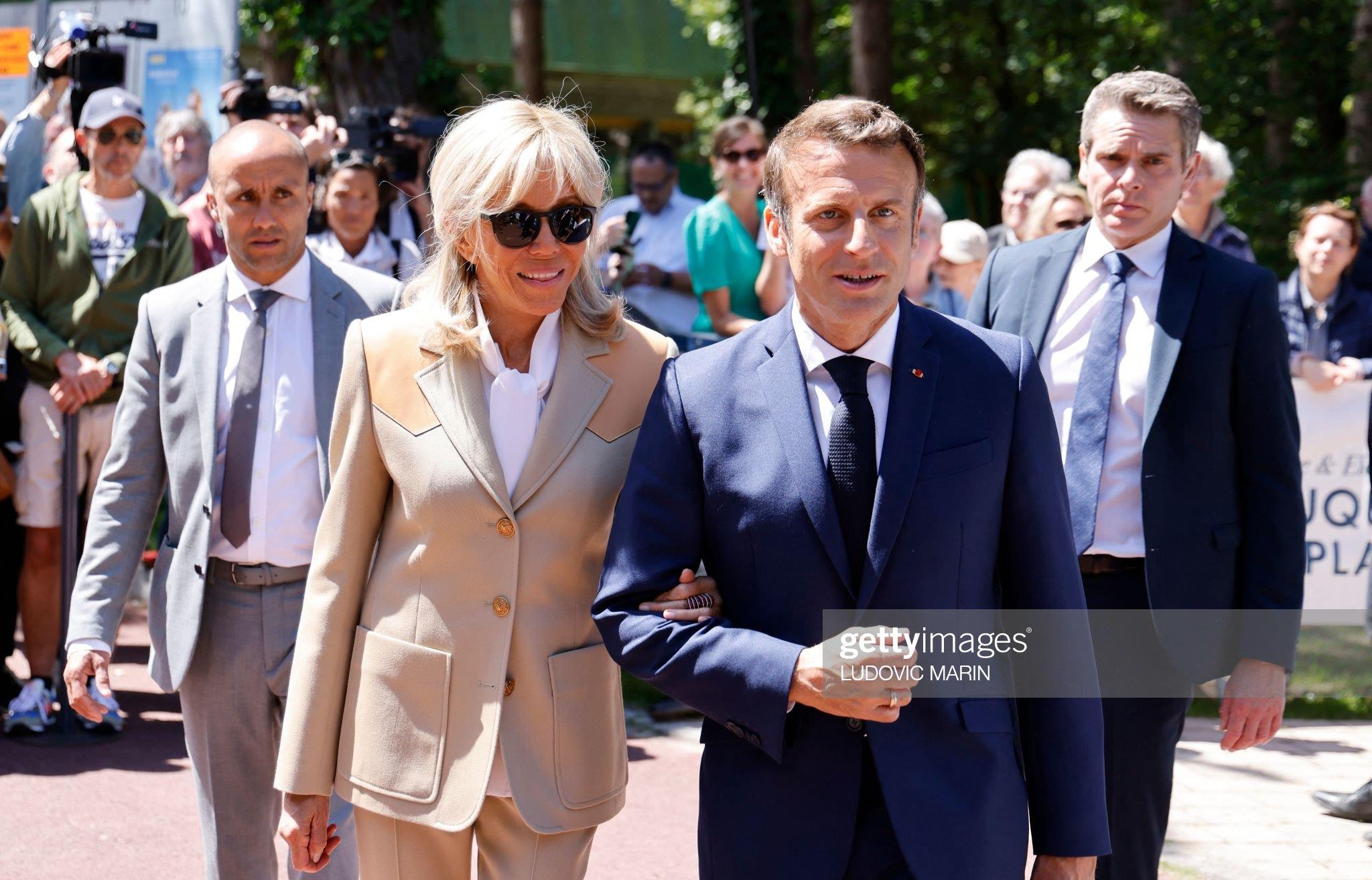 跑步 布里吉特度假归来后营业！换了发型挽着马克龙太甜，米色套装霸气