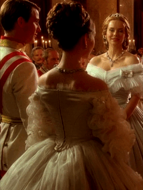 茜茜公主|新版《茜茜公主》中最惊艳的10条裙子：低调的奢华，不比老版的差 。