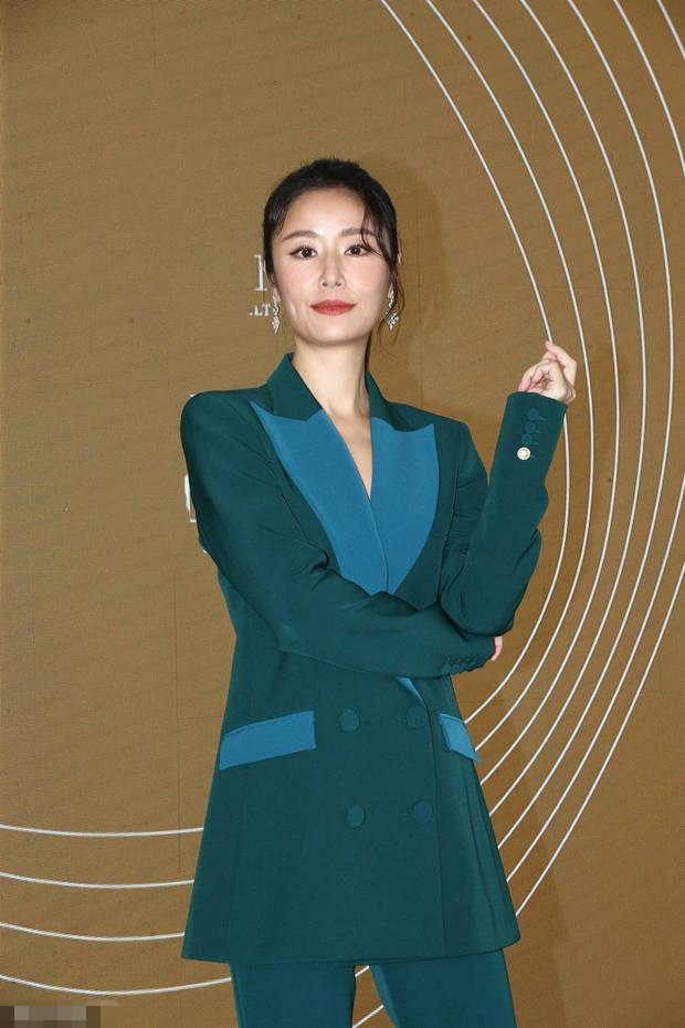 霍建华|霍建华现身贵妇聚会!被众美女簇拥贴脸合影,满脸通红醉态明显