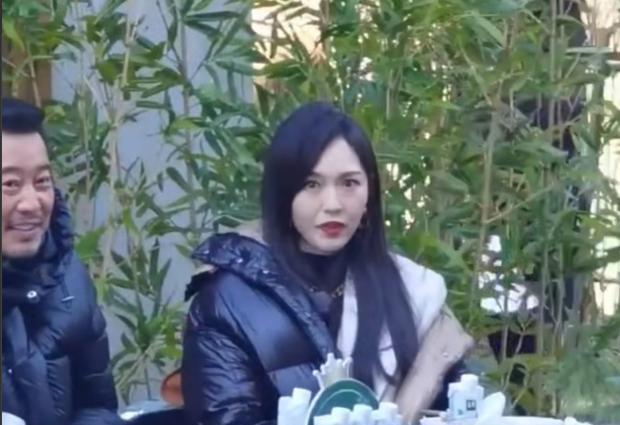 唐嫣|《我们的客栈》录制，唐嫣开心大笑被牛拉着走，姚晨疯狂炫饭