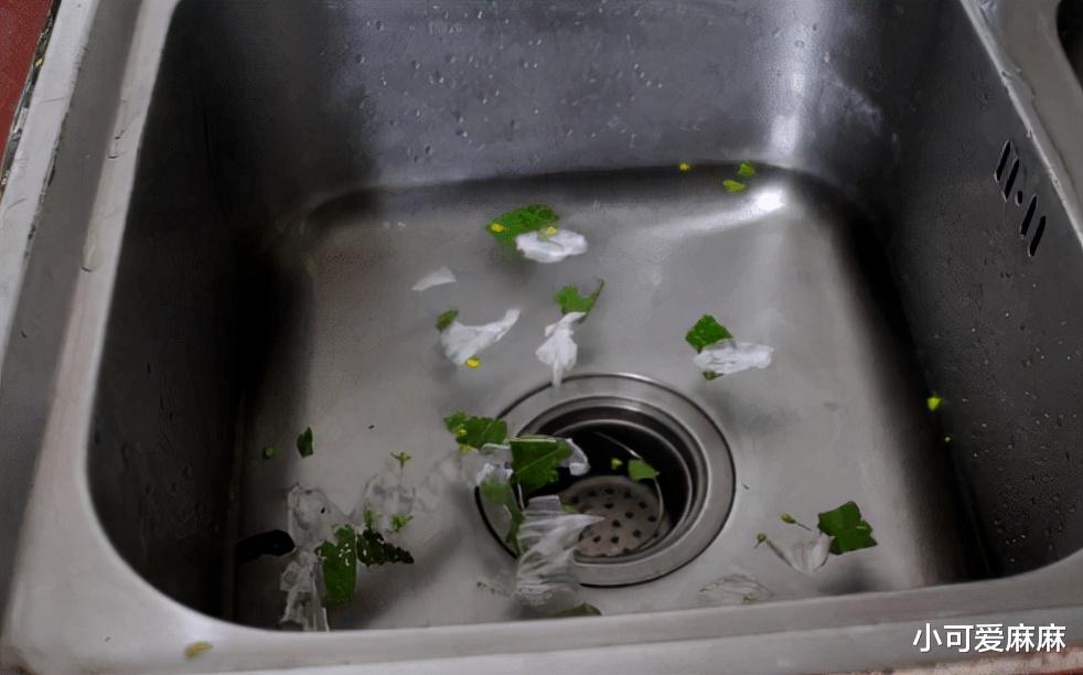 家里下水道堵了，别只用开水烫！教你正确做法，管道畅通无异味