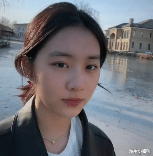 孙莉|45岁孙莉疑怀4胎！携儿女滑冰大肚明显，黄多多态度引争议