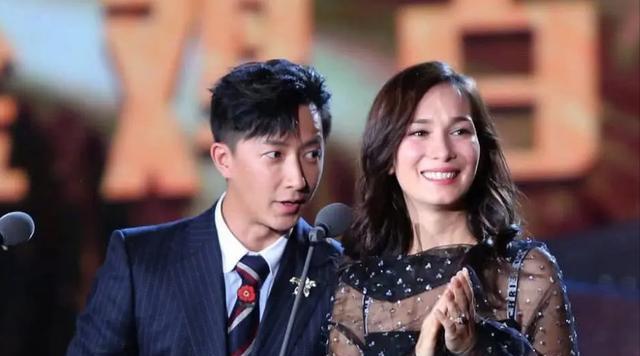 卢靖姗|卢靖姗晒孕期照，挺8个月孕肚后院烤火，发文盼望老公早日回家