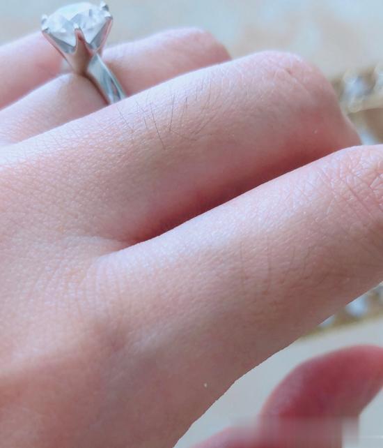 周琦|周琦与女友结婚领证照曝光 6年爱情长跑终成正果