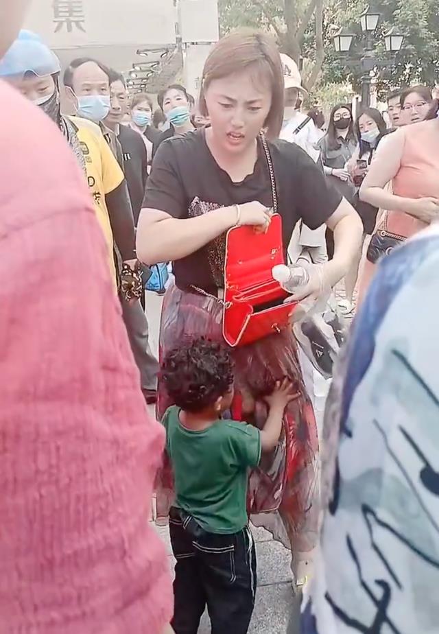 女子疑似故意将黑孩子丢在路边,路人捡到后归还,女子一脸不情愿