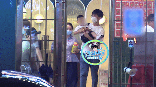 赵丽颖|冯绍峰带儿子横店聚餐后，赵丽颖派车从前夫处接爱子团聚，3岁想想已戴眼镜