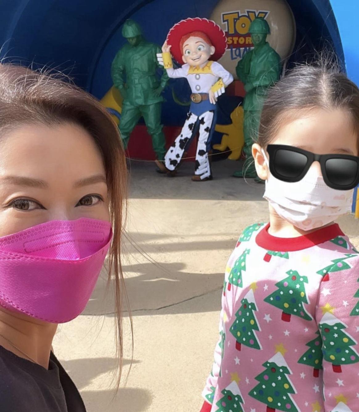 谢婷婷|谢婷婷带3岁女儿返港与谢贤拉姑团聚,谢霆锋紧抱外甥女温情满满