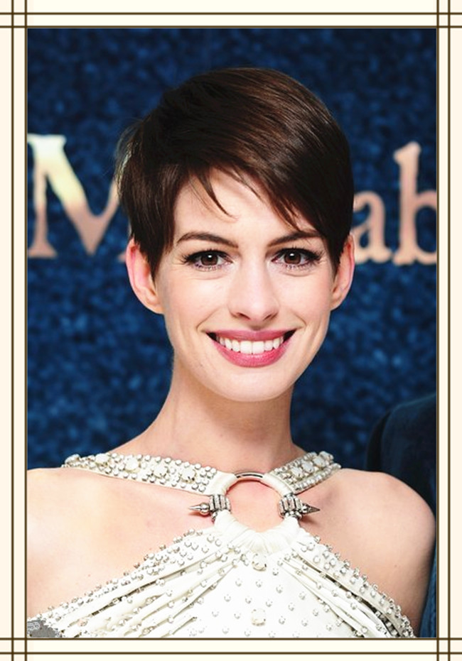 安妮·海瑟薇|安妮·海瑟薇: 从万人迷到“做作”女郎，红毯上的她从未让人失望