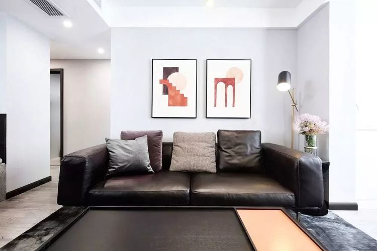 74平现代两居室,经典黑白灰,配上红色点缀,气质非凡