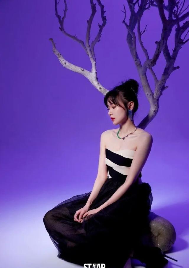 江铠同|美女江铠同靓丽写真大秀香肩！雪肤玉貌太性感冷艳