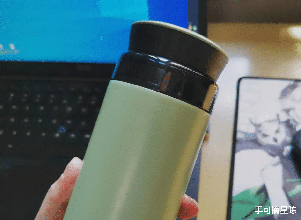 “夺命保温杯”屡次遭央视曝光,热水变“毒水”,大家应警惕对待