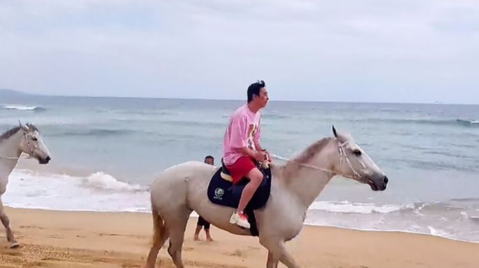 王思聪|王思聪三亚骑马照片曝光,含胸驼背头发乱,身边还有美女陪伴