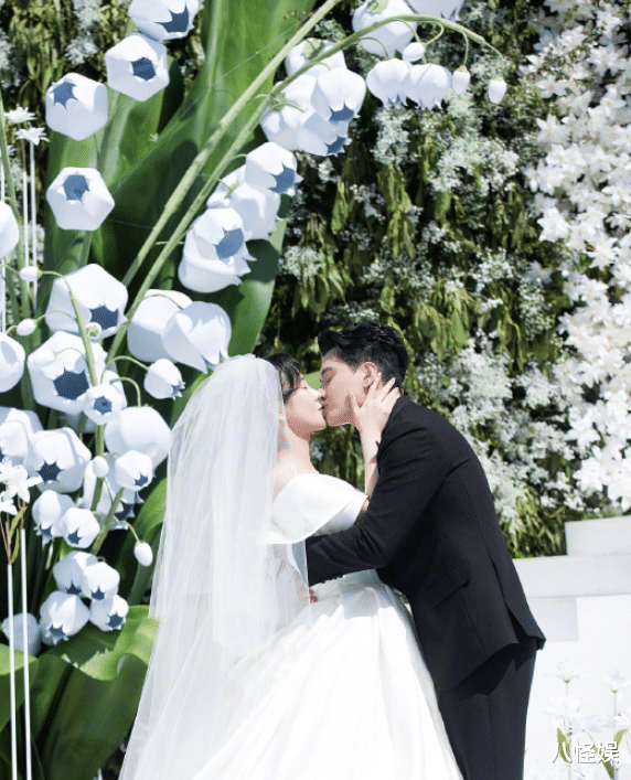 张檬|张檬婚礼晚宴曝光!金恩圣张睿合唱好欢快,新娘台下拍照笑靥如花