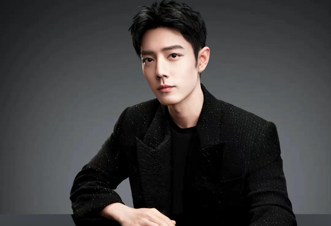 肖战|肖战低调走进《首都师范大学》!明年还参加3场盛典,工作很忙碌