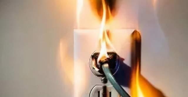 |万能插排被国家禁止使用12年，仍屡禁不止，多数家庭都不知其危害