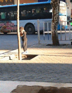 00后|路过程序员办公室,突然看见这画面,忍不住用手机拍了下来,哈哈哈哈~