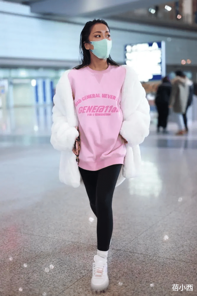 吉克隽逸|吉克隽逸皮肤黑又如何?穿粉色卫衣配毛毛外套超时髦,气场开挂