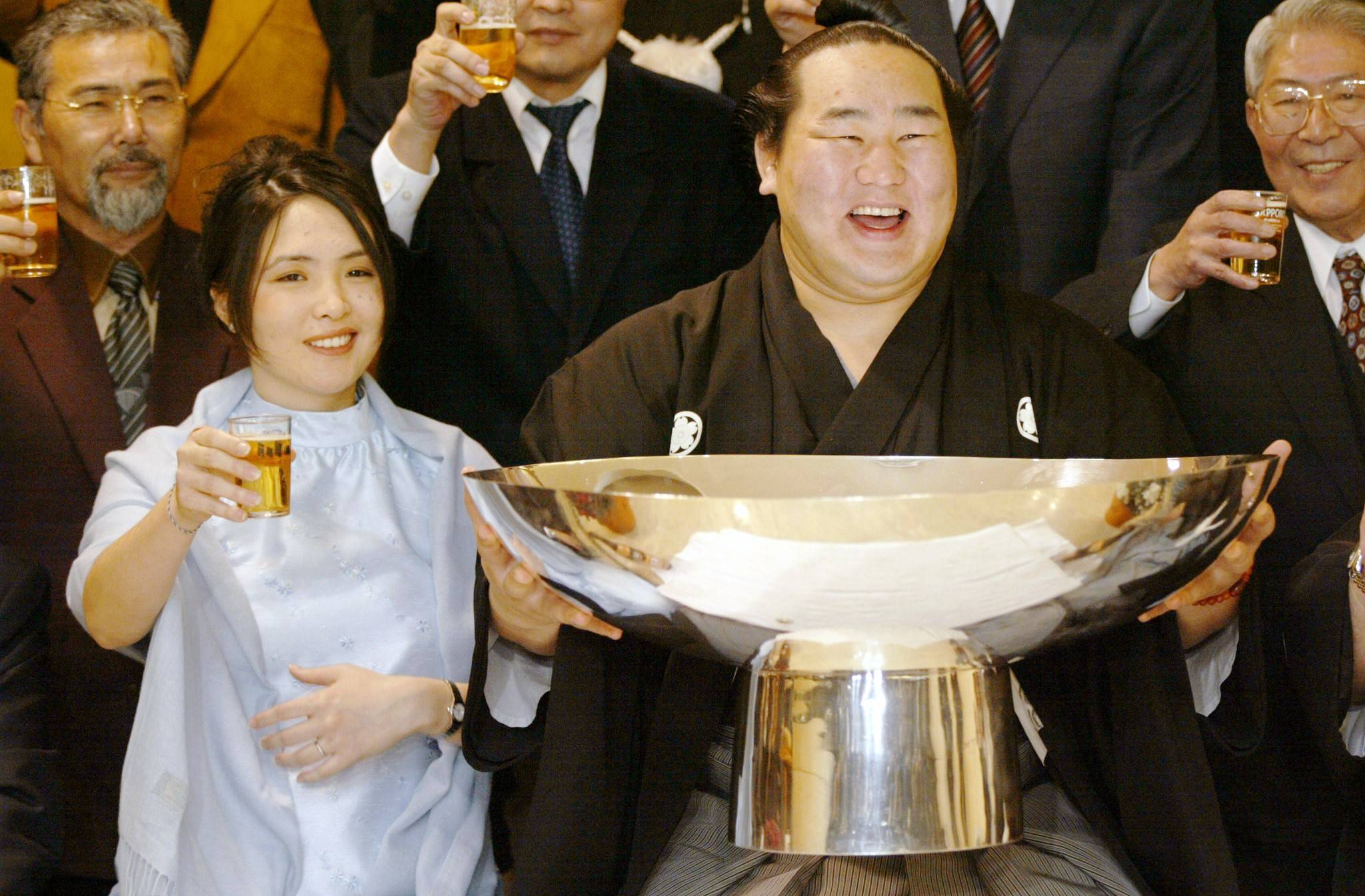 相扑|300斤vs95斤,日本女星为何争相嫁相扑?妙处多多,外人难以想象