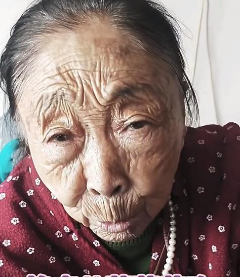 85岁马玉琴穿破旧棉衣，被李玉成带去捡废品，网友：天生乞丐样