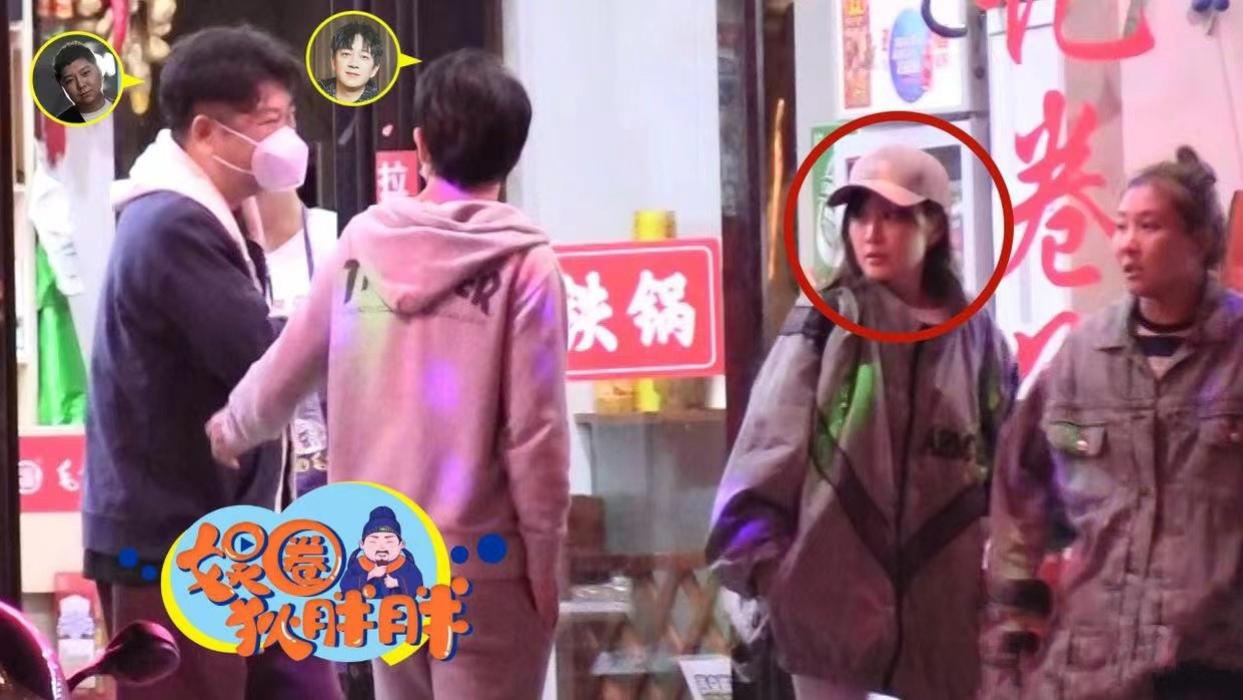 潘粤明|潘粤明携小10岁女友外出聚餐，女方大秀美腿吸睛，恋爱5年仍甜蜜