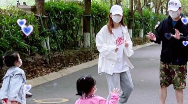 陈赫|陈赫这次没被打码：全家外出到农村采摘，与张子萱罕见同框秀恩爱