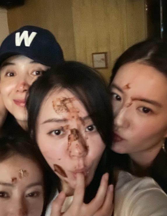 张天爱|张天爱走出徐开骋阴霾，满面奶油为张靓颖庆生，现场搞怪心情大好