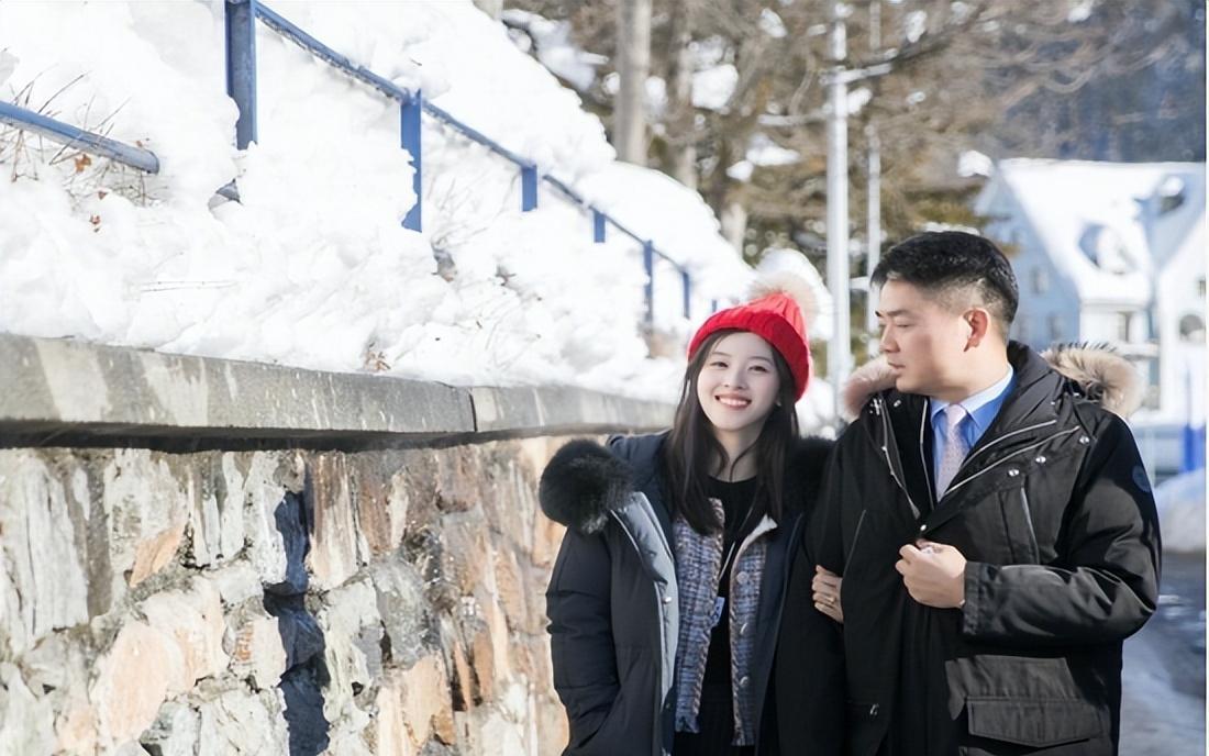 董洁|刘强东告别他的时代?回笼640亿携孕妻现身英国,祖宅半夜被泼漆