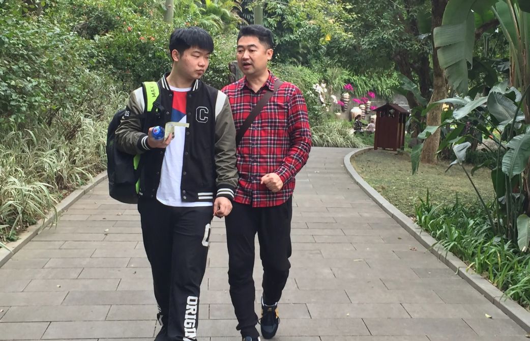 “新型啃老”正在蔓延,64岁阿姨被气哭,令人痛心